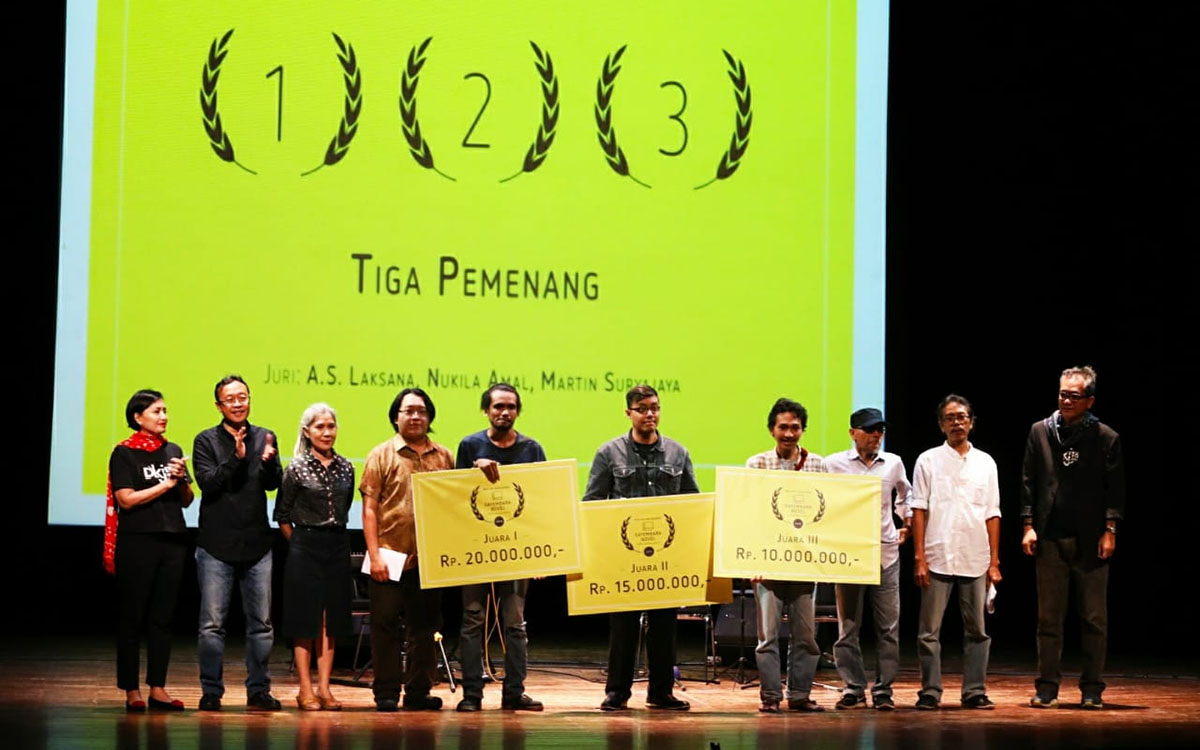 Pertama kali karyanya dimuat di surat kabar  dan nggak mendapat honor, namun Felix senang luar biasa